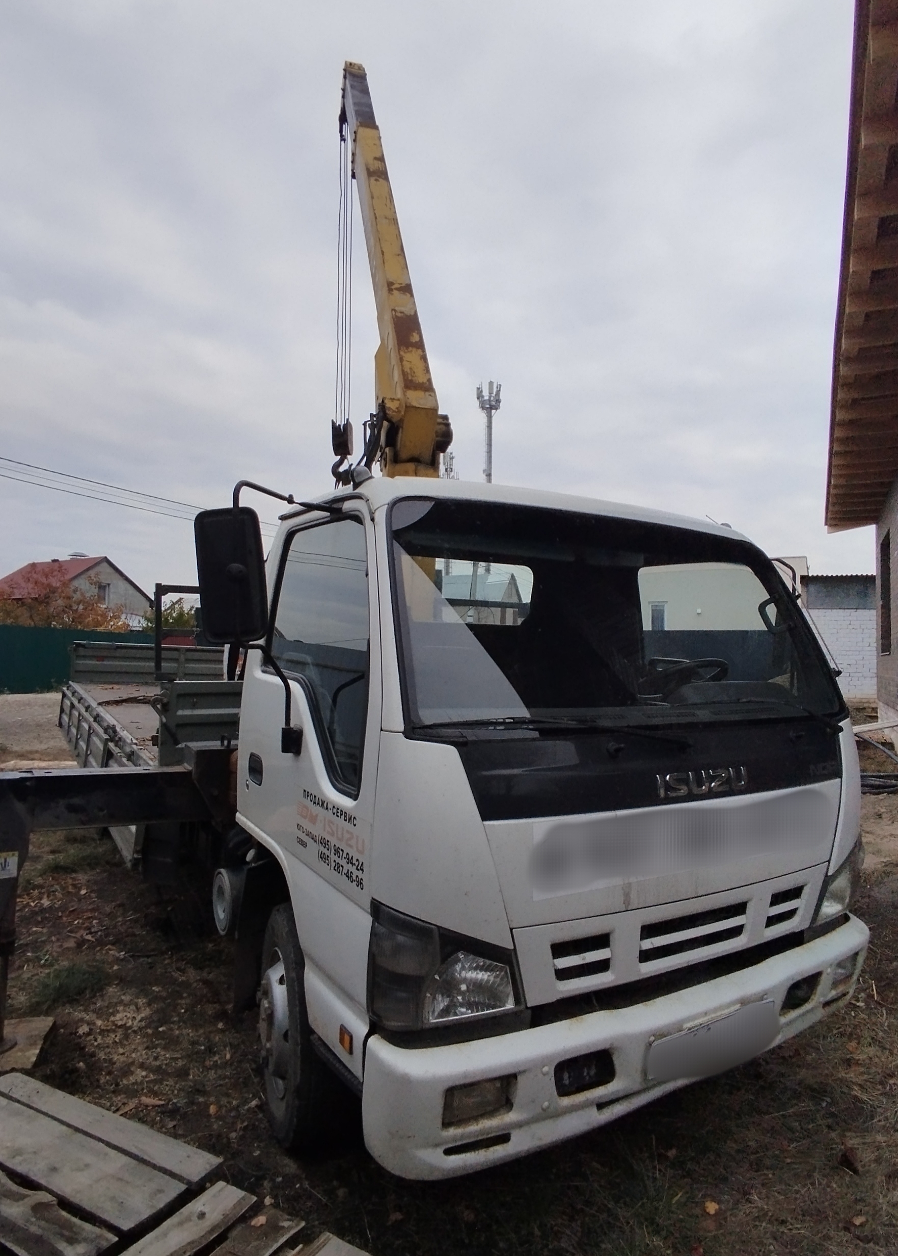 Грузовик Isuzu с краном