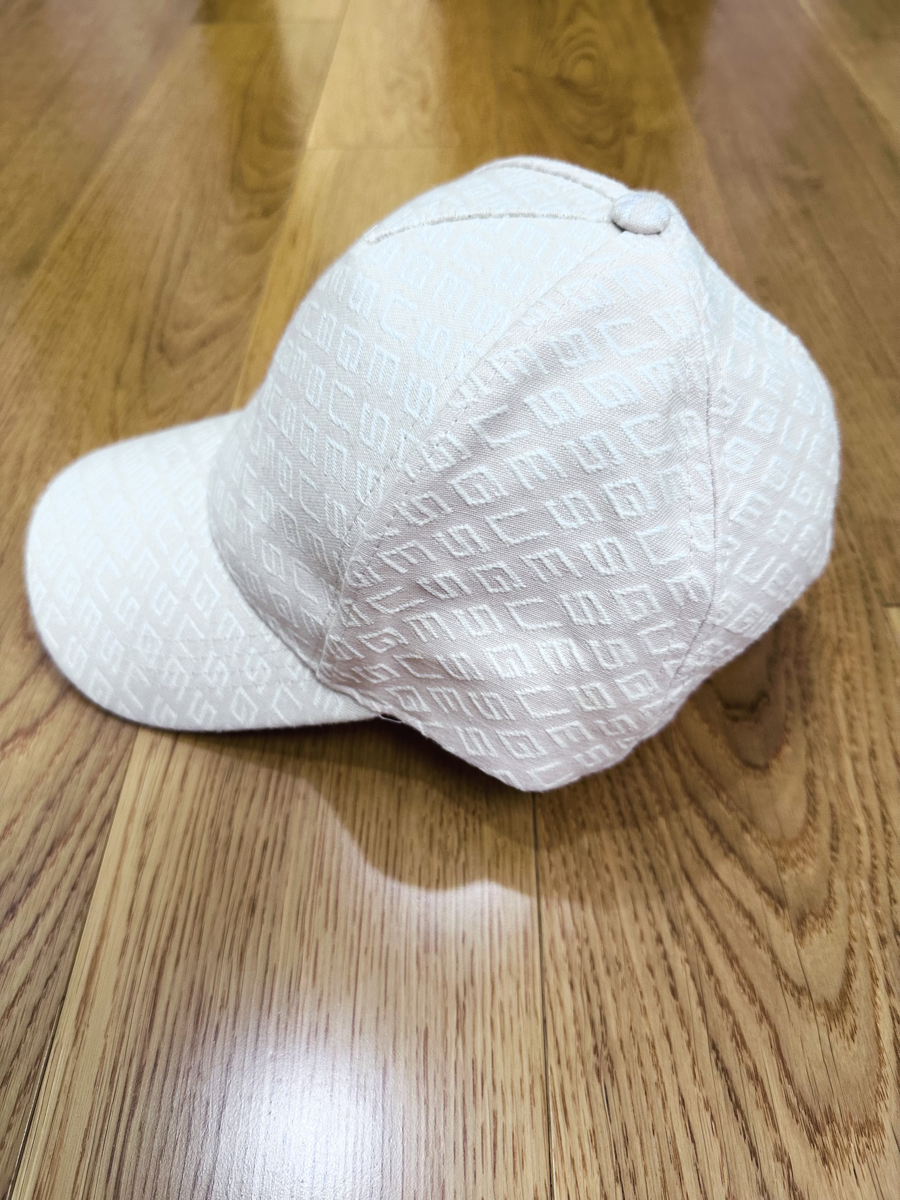 Бейсболка женская Guess