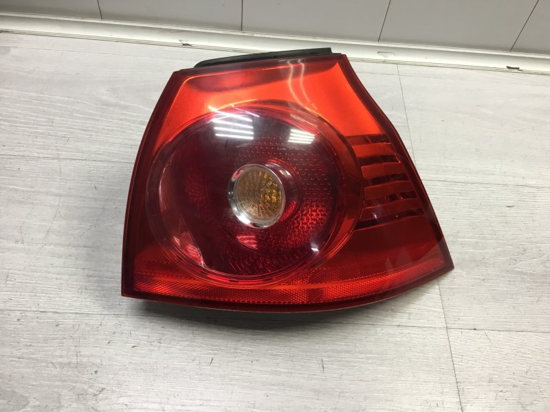 Фонарь правый VOLKSWAGEN GOLF ХЭТЧБЕК BGU 2005