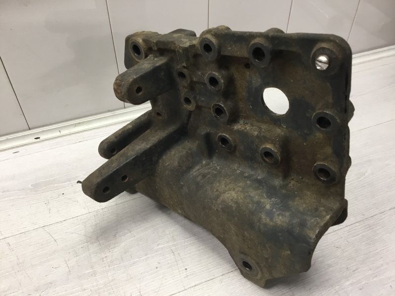 Кронштейн бампера передний правый Renault Midlum